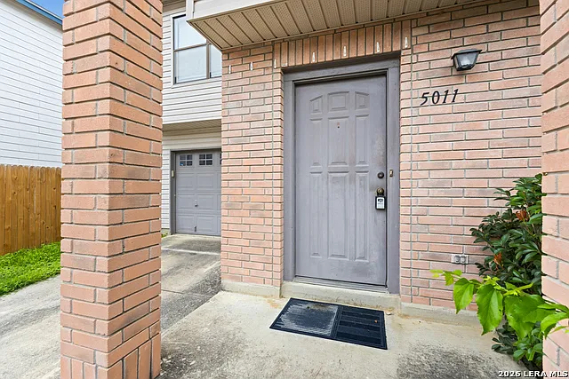 3 bed, 2.5 bath, 1369 sqft, $1,585 — Photo 2