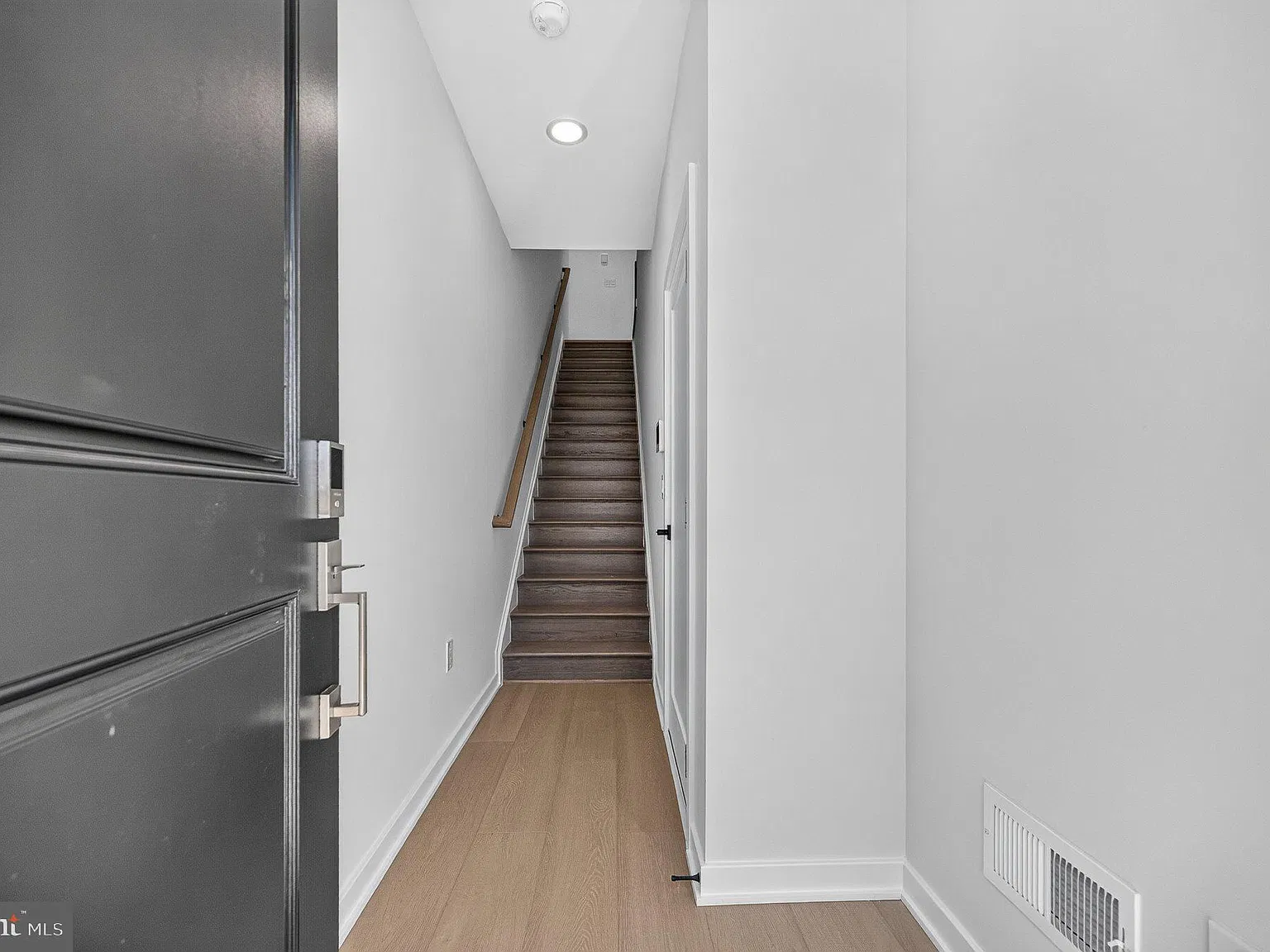 3 bed, 4.0 bath, 1776 sqft, $3,350 — Photo 2