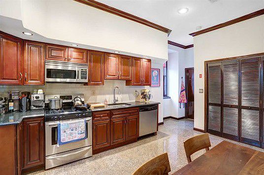 3rd image of 20 Reservoir Ave