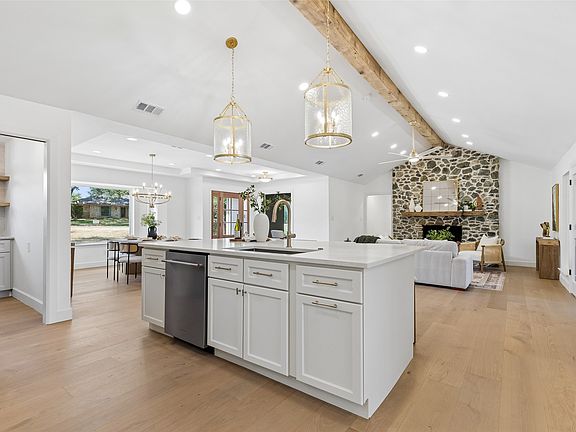 4th image of 131 Oak Grove Cir