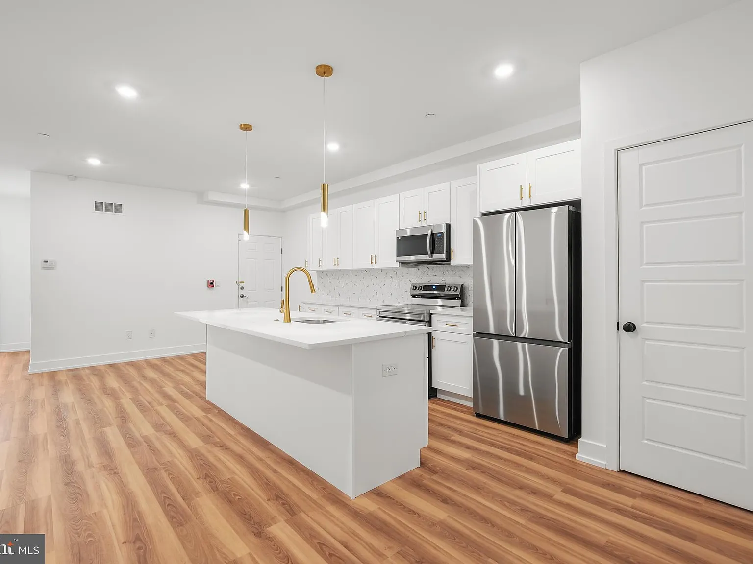 4 bed, 1692 sqft, $2,400 — Photo 2
