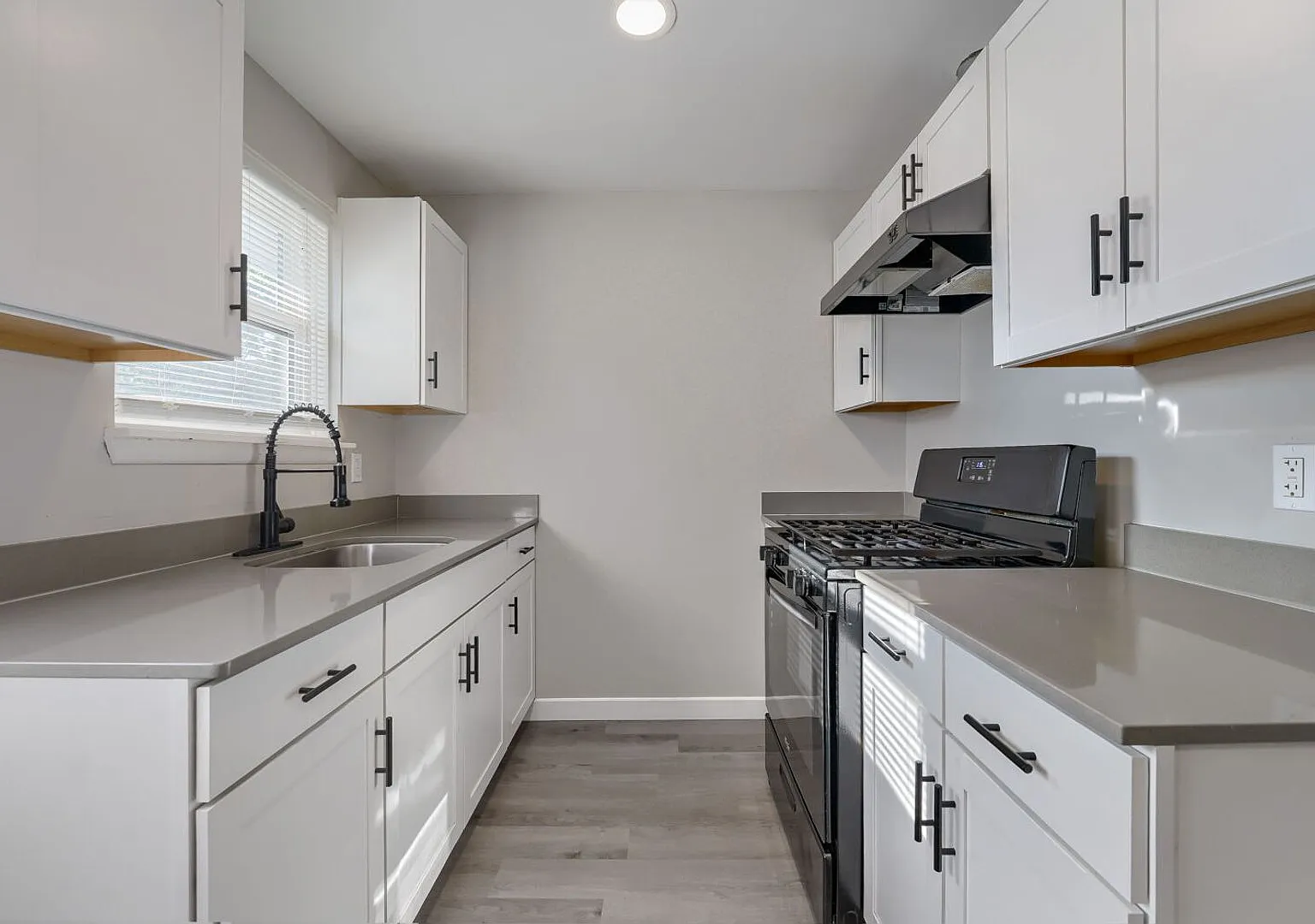 Charming 2bed/1bath Apartments in Lakewood! — Photo 2