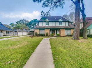 615 Nottingham Ln, Dickinson, TX 77539