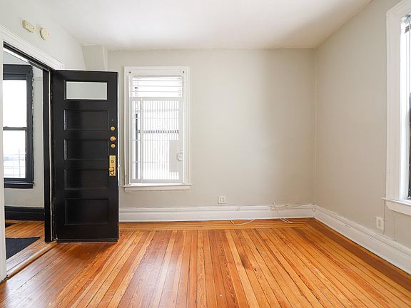 3rd image of 1061 Clay Ave APT 3
