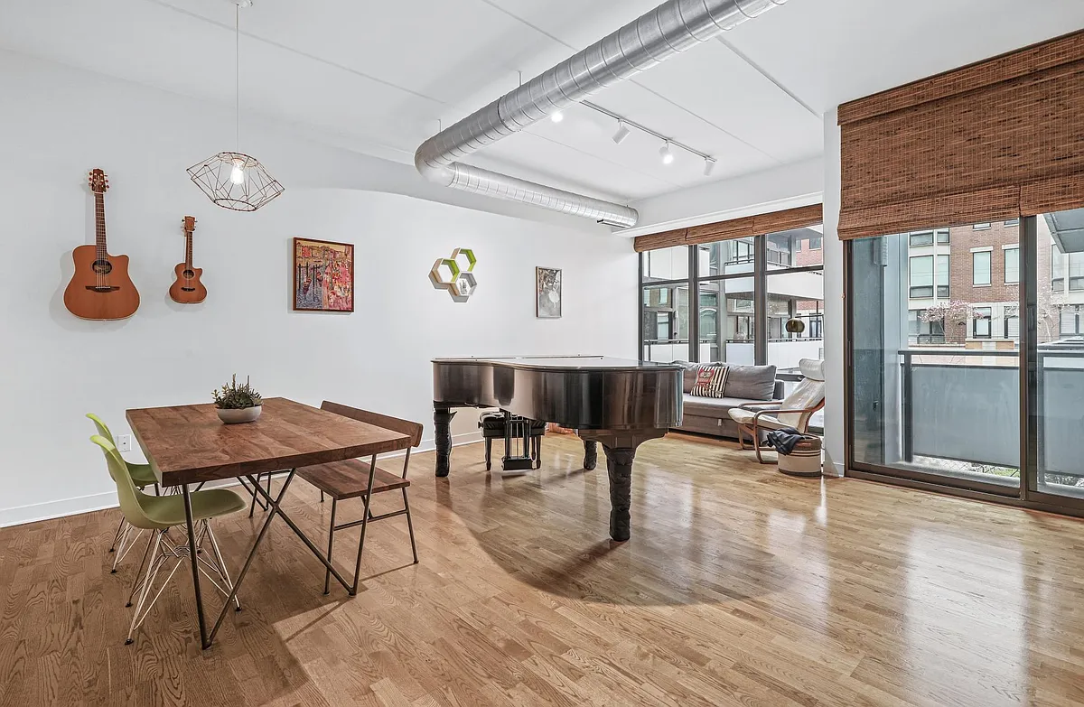 Building Photo - 660 W Wayman St #208B