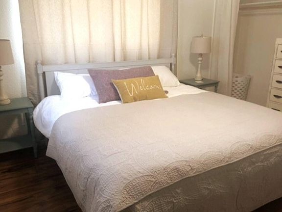 Bedroom1 (King bed represented)