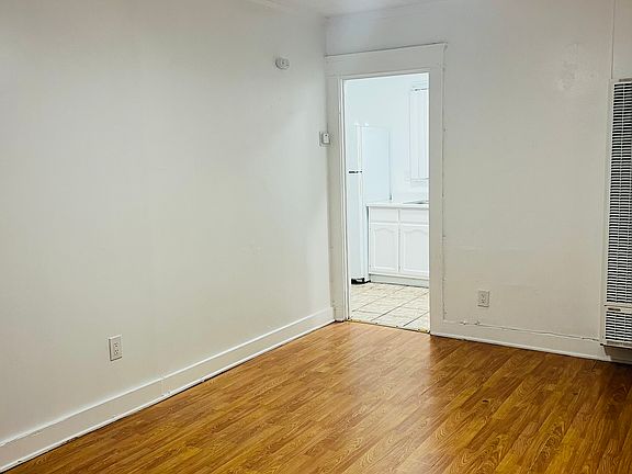 3rd image of 1622 W 50th St