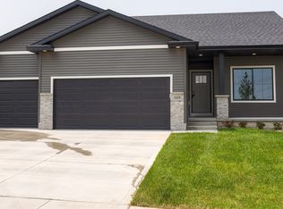 16608 Walnut Meadows Dr, Urbandale, IA 50323