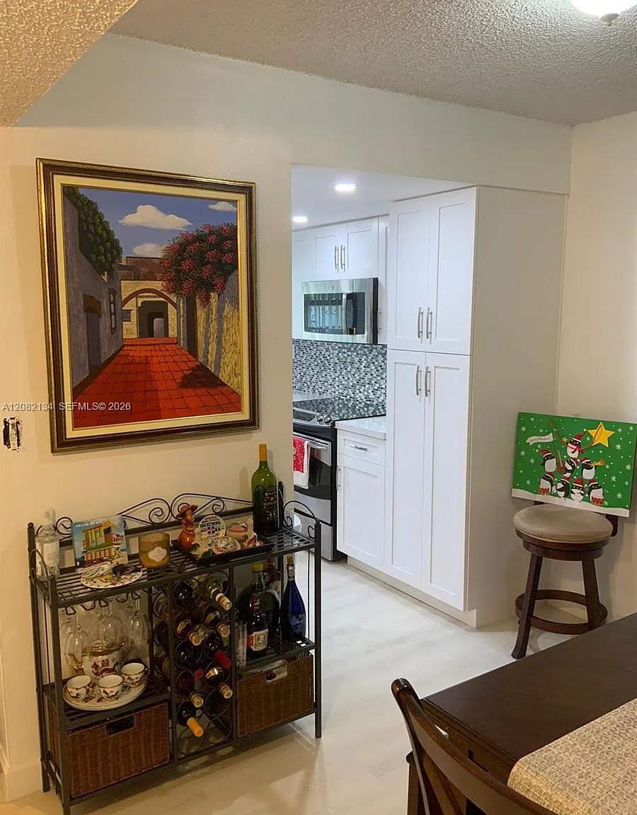 Patio West One Condo — Photo 4
