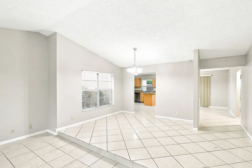 3 bed, 2.0 bath, 1654 sqft, $3,115 — Photo 3