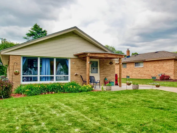 9829 W Sarasota Pl, Milwaukee, WI 53222