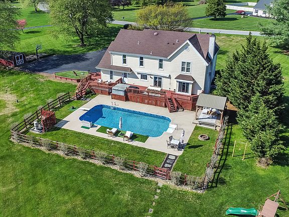 4th image of 11 Meadow Wood Ln