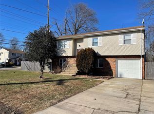 1 Barnum St, West Babylon, NY 11704