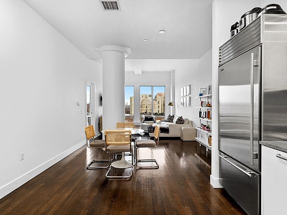 4th image of 360 Newbury St Unit 410