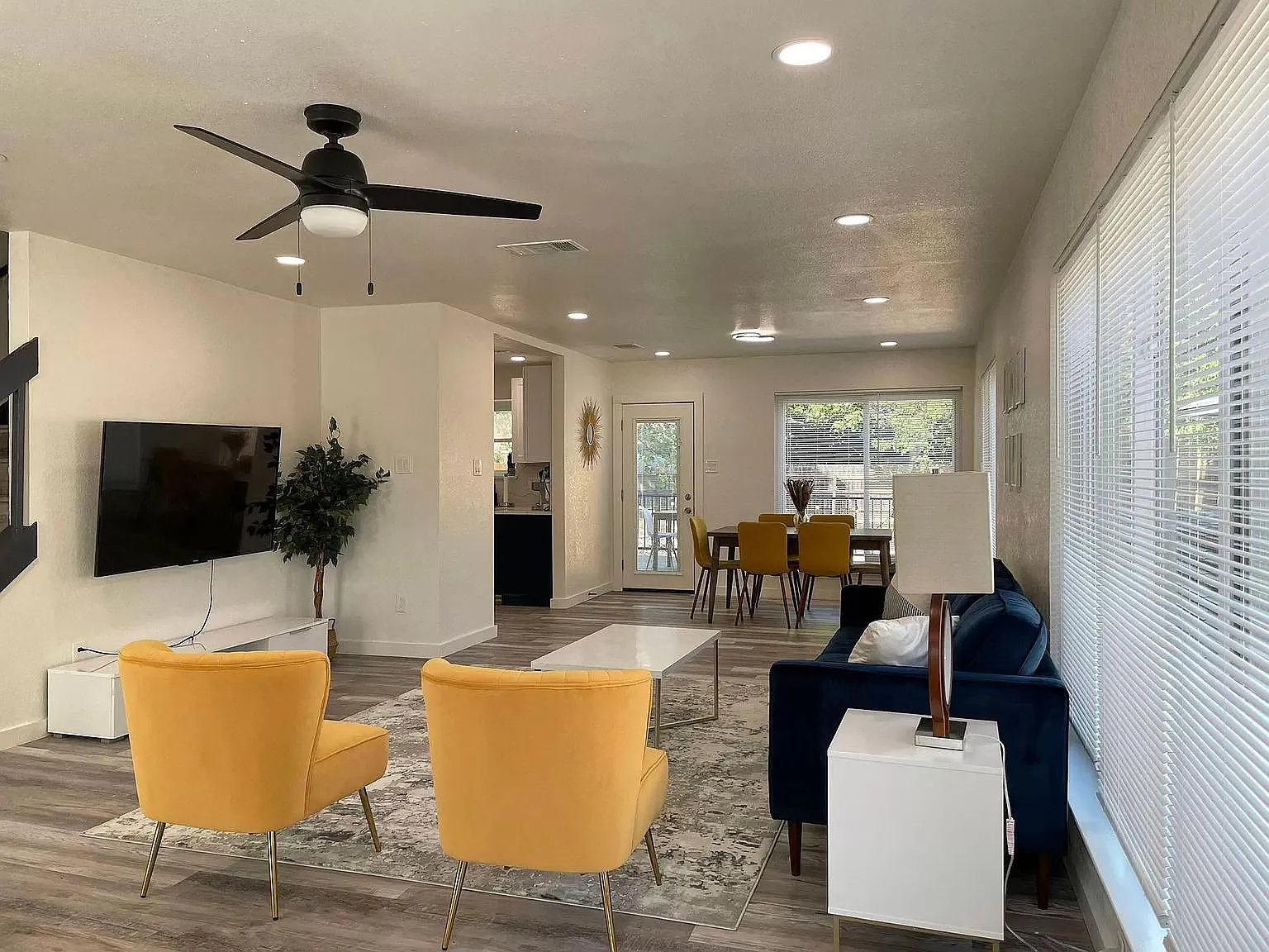 4 bed, 2.5 bath, 2350 sqft, $3,200 — Photo 3