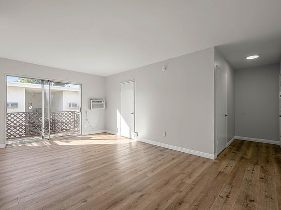 4th image of 6633 Vineland Ave #7
