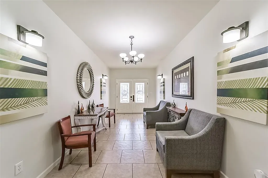 5 bed, 3380 sqft, $3,090 — Photo 4