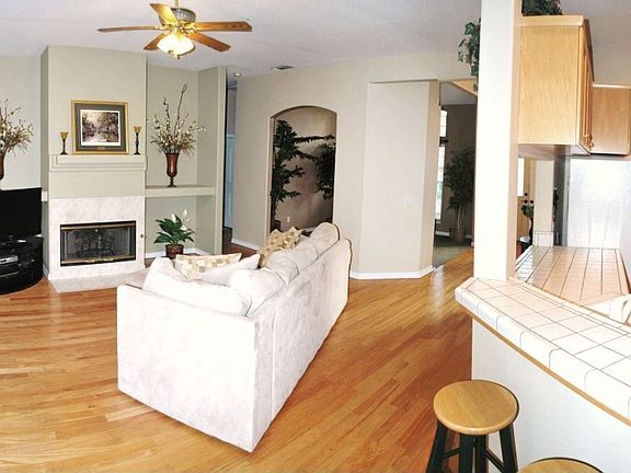 3rd image of 102 Jumper Ct