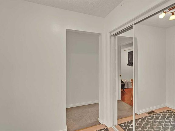 5th image of 19 E Maryvale Cres NE