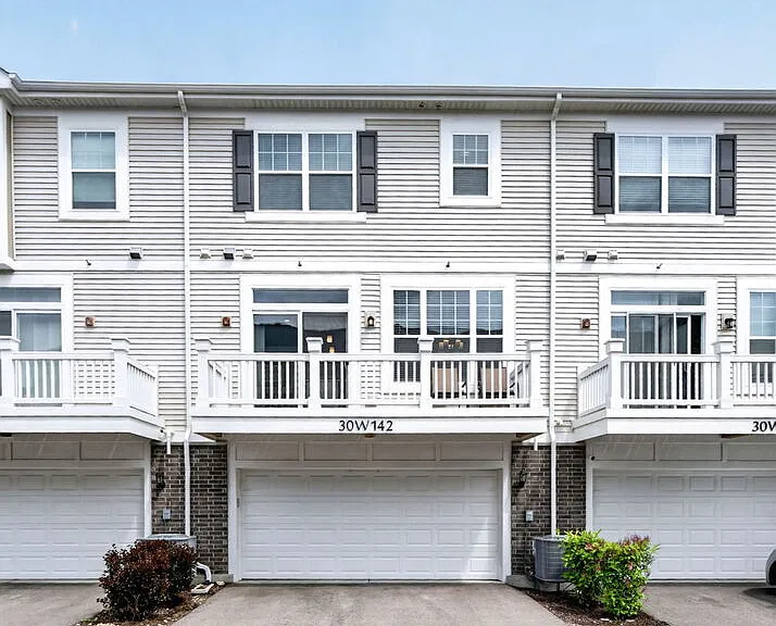 30W142 Wheeler Cir — Photo 48