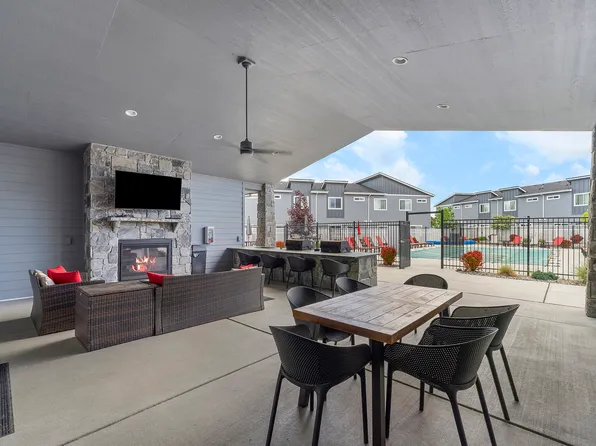 Prairie Pointe Apartments and Townhomes