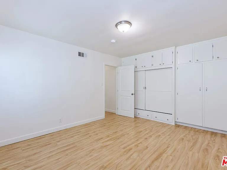 1561 Hazelwood Ave — Photo 9