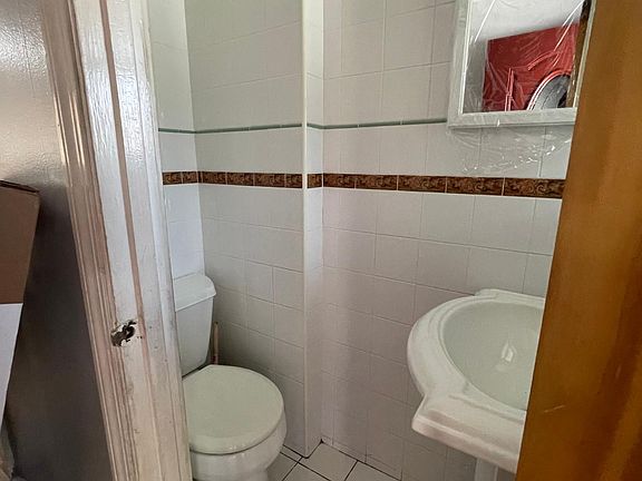 3rd image of 959 E 106th St