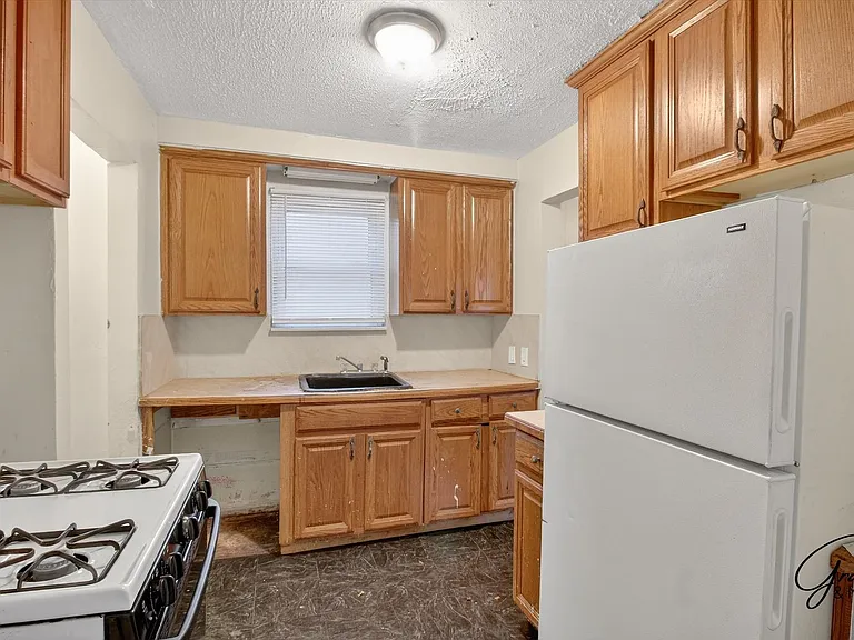 11716 Burt Rd — Photo 4