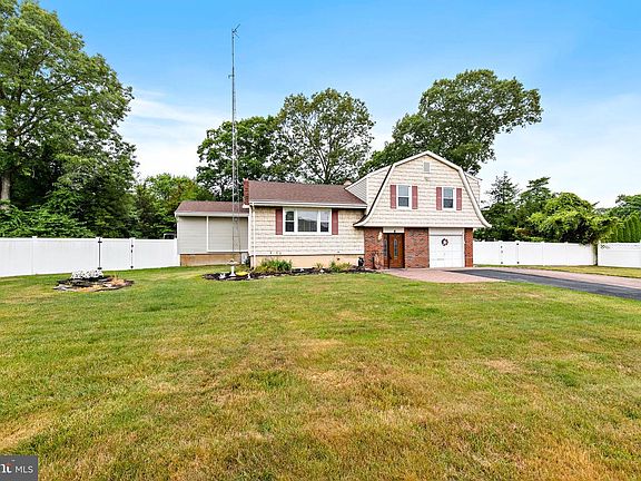 3rd image of 6 Hilltop Ct