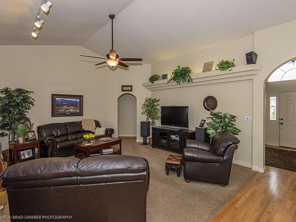 4th image of 1131 E Saint James Ln