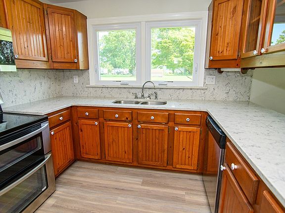 5th image of 22347 Custis St