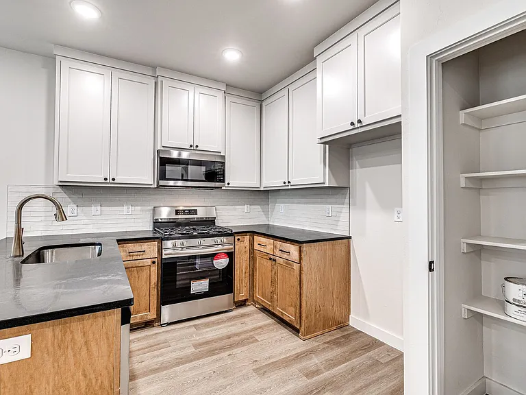 608 W 2nd St #110 — Photo 13