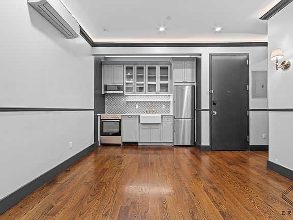3rd image of 920 Pacific St #3R