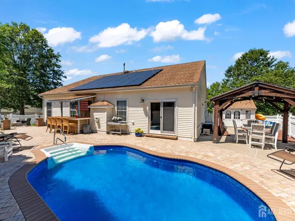 27 Pacific Ave, Bayville, NJ 08721