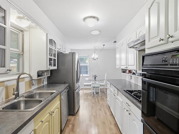 4th image of 6104 Cliffside Dr