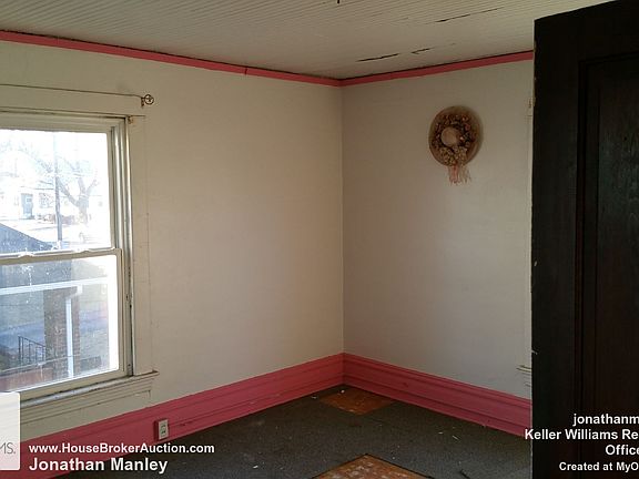 5th image of 9106 Delphine Ave
