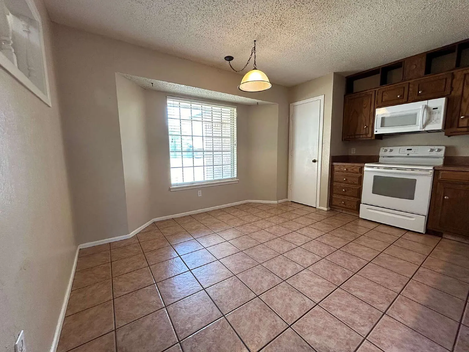 3 bed, 2.0 bath, 1375 sqft, $1,300 — Photo 4