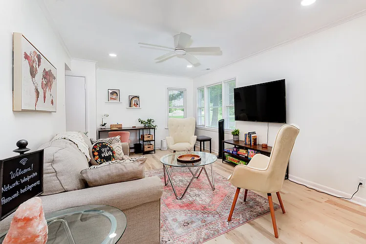 3 bed, 1.5 bath, 1198 sqft, $4,100 — Photo 3