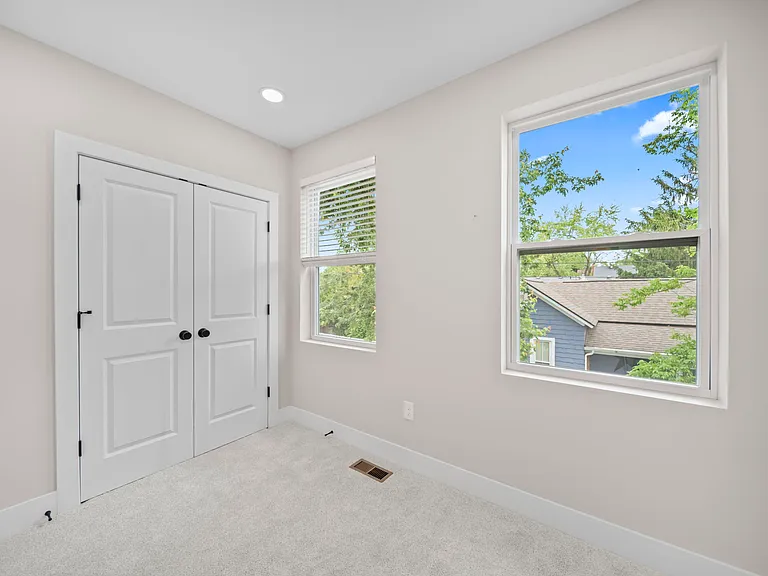 2589 Dayton Ave — Photo 35