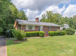 769 Country Club Dr, Waynesville, NC 28786