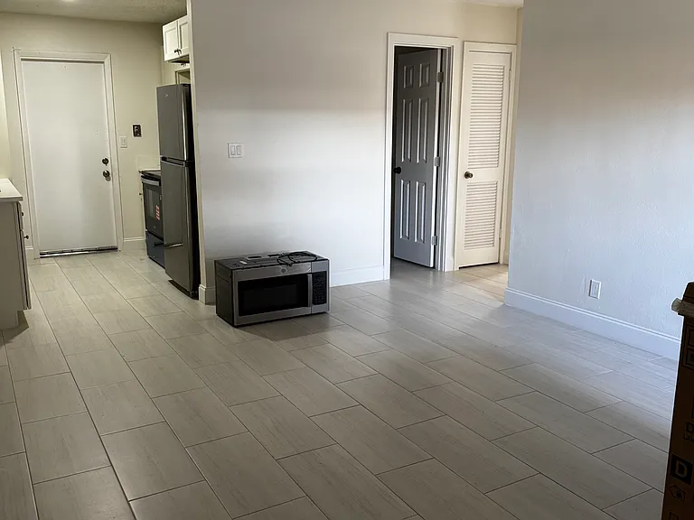 1043 NE 20th St #2 — Photo 5