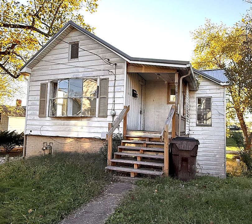 1st image of 909 4th St