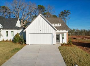 1079 Woodland Ln, Opelika, AL 36801