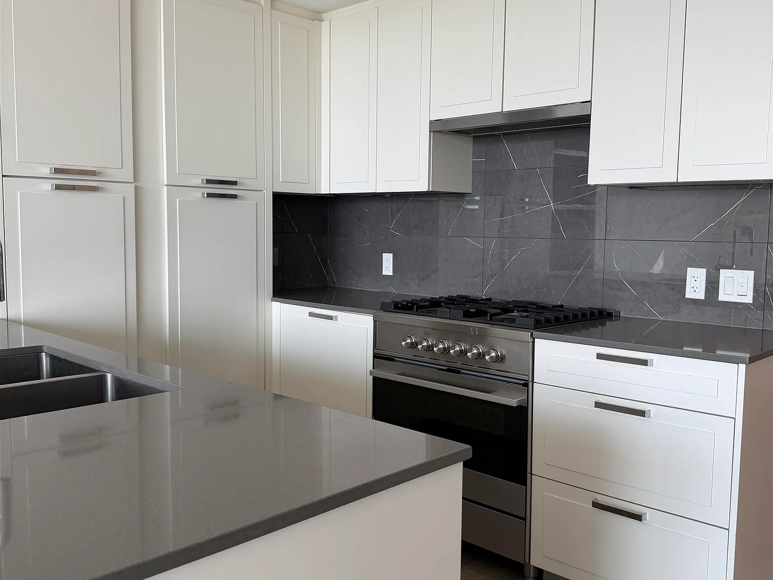 2 bed, 945 sqft, $3,800 — Photo 3