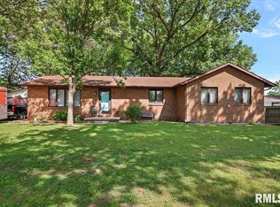 830 N 6th St, Riverton, IL