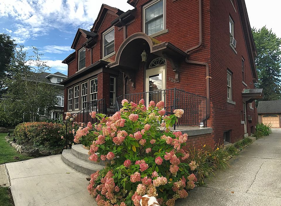 1st image of 125 Elmwood Park W