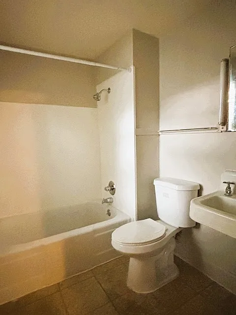 Studio, 100 sqft, $550 — Photo 4