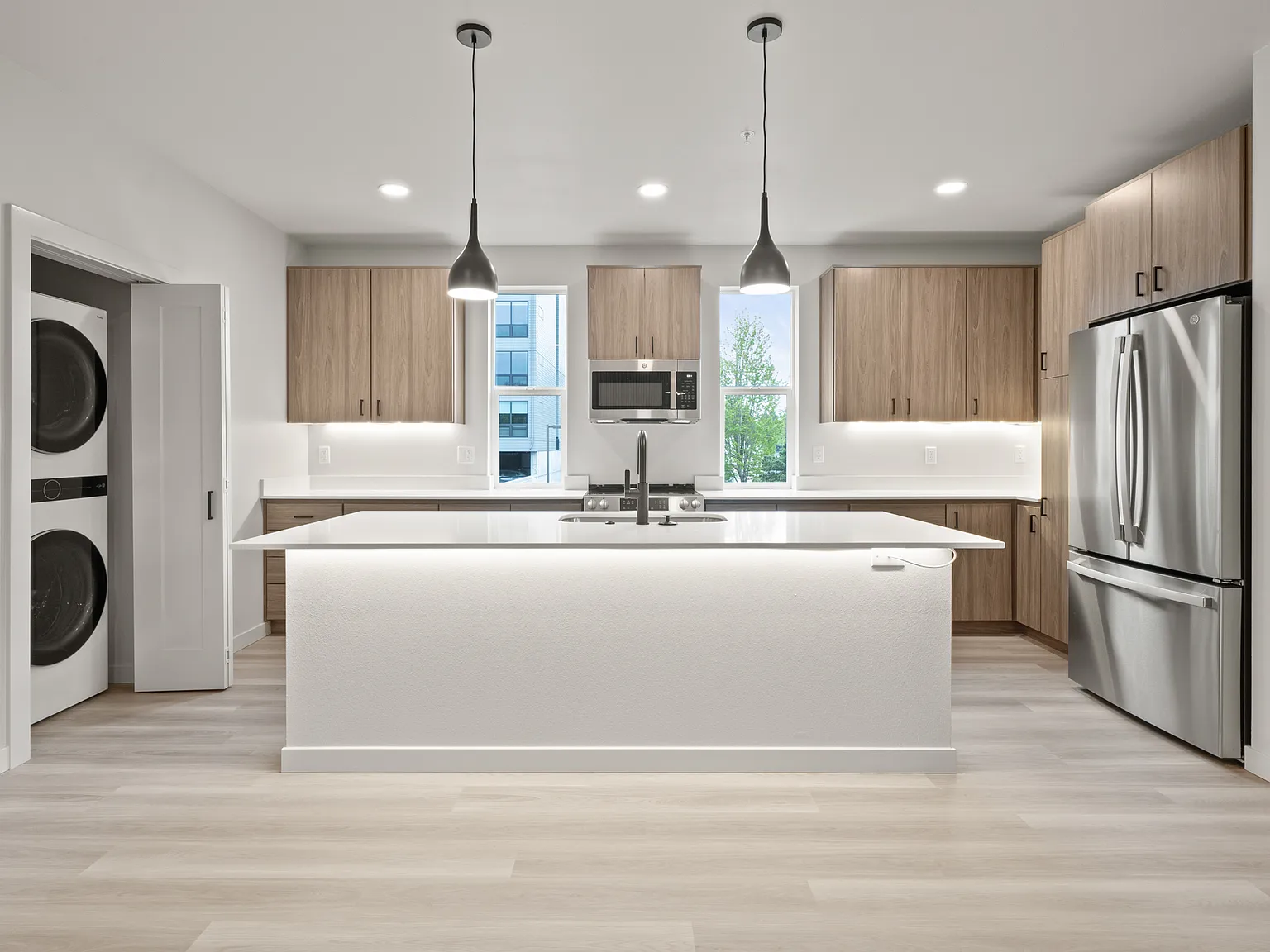 2 bed, 1060 sqft, $2,500 — Photo 1