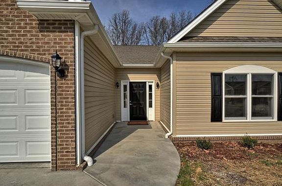 5th image of 255 Holland View Dr