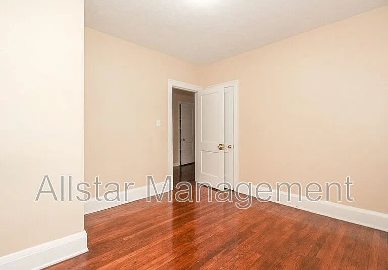 2100 Cottage Grove Dr — Photo 8